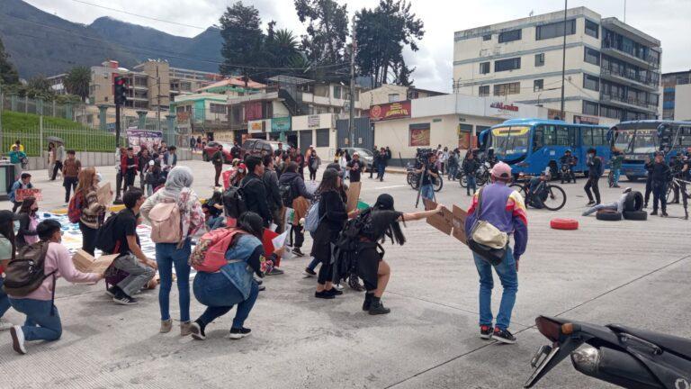 Manifestación de estudiantes a las afueras de la Universidad Central de Ecuador (UCE). Fotografía: AMT